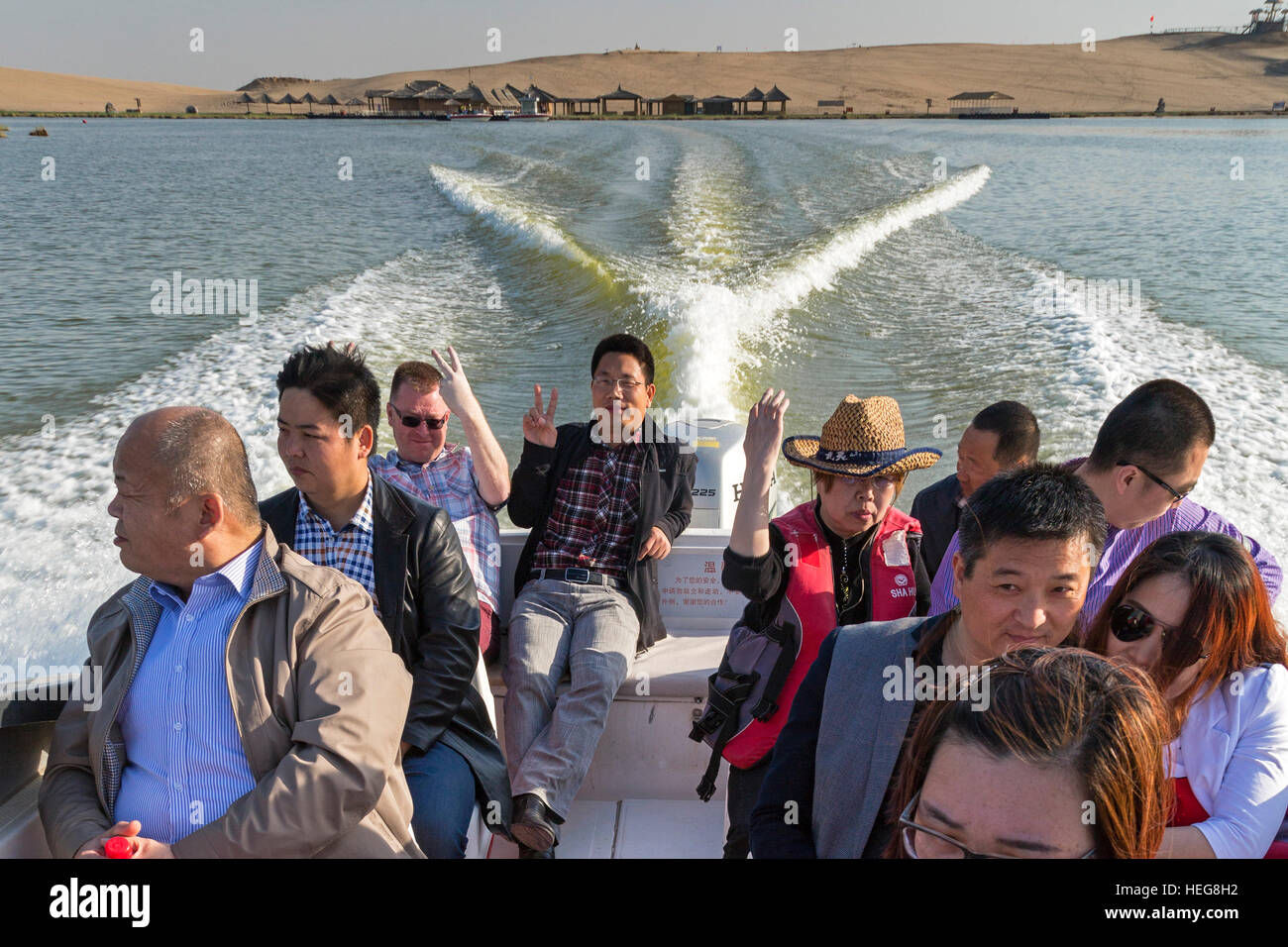 Il motoscafo e passeggeri, Sand Lake, Shizuishan, Ningxia, Cina Foto Stock