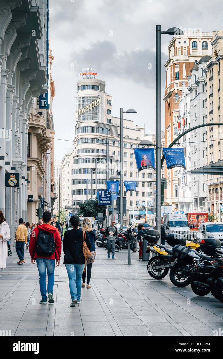 Madrid, Spagna - 14 Settembre 2016: la gente camminare in Gran Via a Madrid. Si tratta di un raffinato ed esclusivo shopping street si trova nel centro di Madrid. È Foto Stock