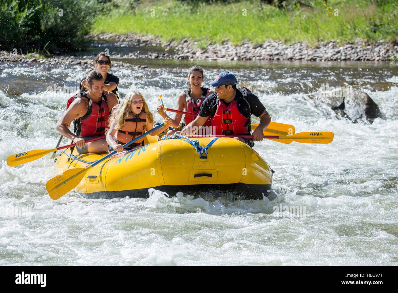 Acqua bianco rafters su Roaring Fork River, nei pressi di basalto/Aspen Colorado Foto Stock