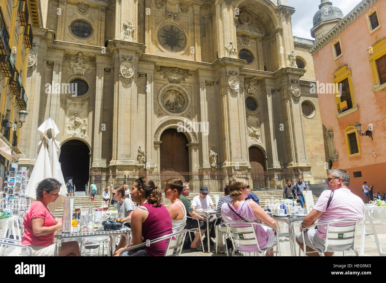 I turisti sit dalla cattedrale in un oudoors bar terrazza a Plaza de las Pasiegas square a Granada, Andalusia, Spagna Foto Stock