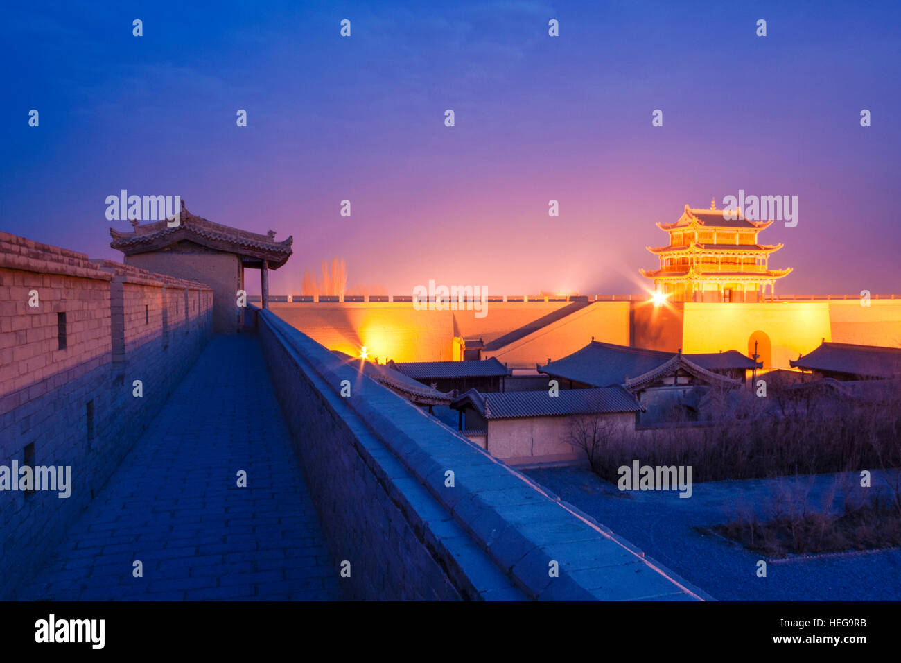 Jiayuguan fort accesa al crepuscolo al limite occidentale della Grande Muraglia Cinese. Il pass è stato una chiave il caposaldo dell'antica Via della Seta. Gansu Foto Stock