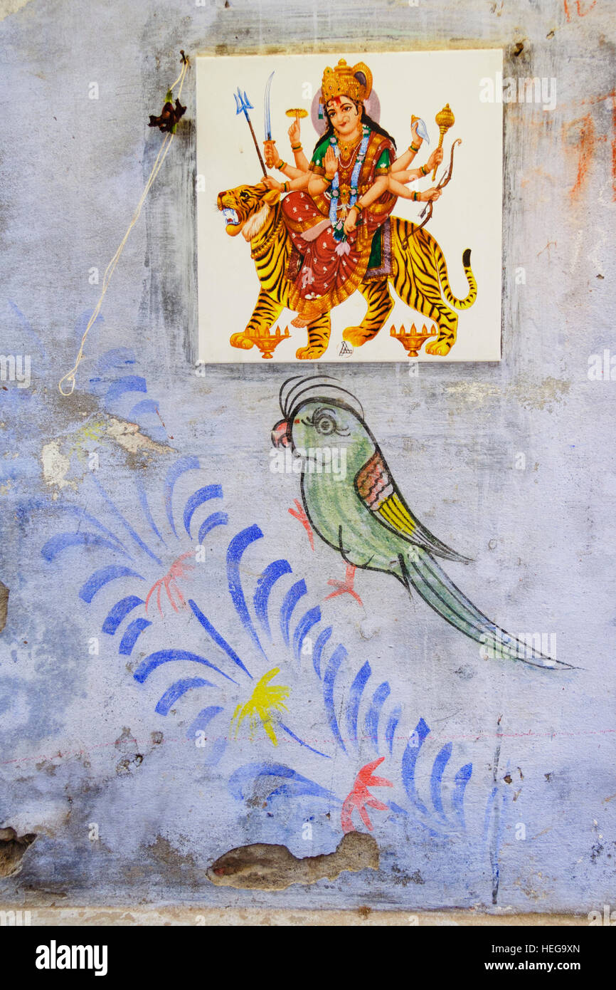 Piastrella di Durga dea e ingenuo pittura murale a Varanasi, Uttar Pradesh, India, Asia Foto Stock