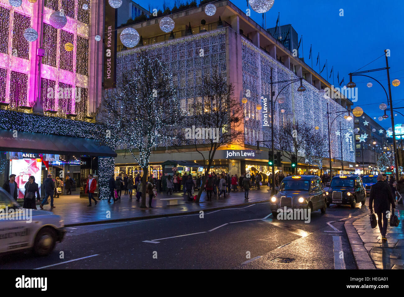Folle di acquirenti natalizi presso il grande magazzino John Lewis a Natale a Oxford St, Londra, Regno Unito Foto Stock