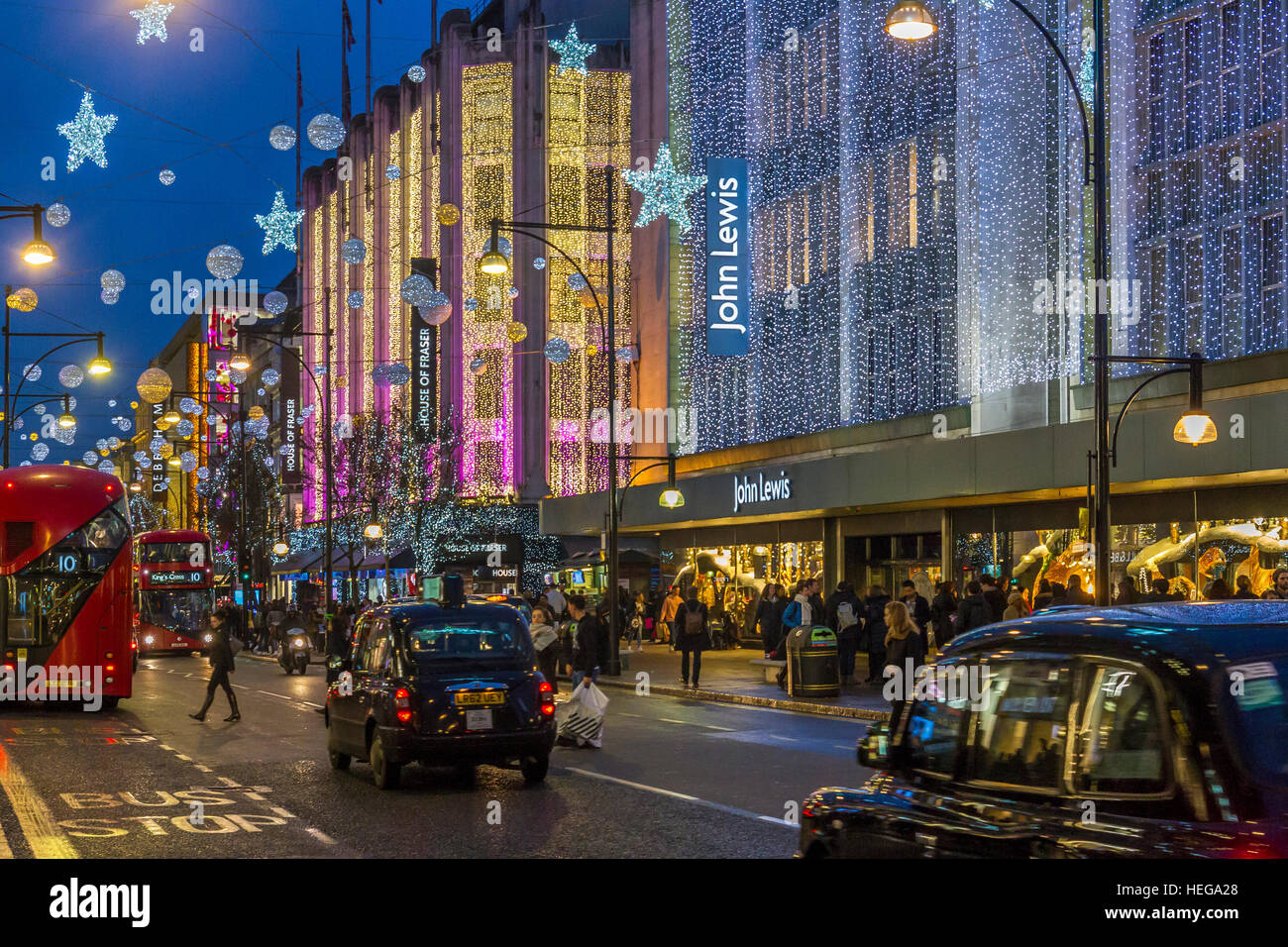 All'esterno del grande magazzino John Lewis di Oxford Street a Londra, nel periodo di Natale, Londra, Regno Unito, si trovano moltitudini di acquirenti natalizi Foto Stock