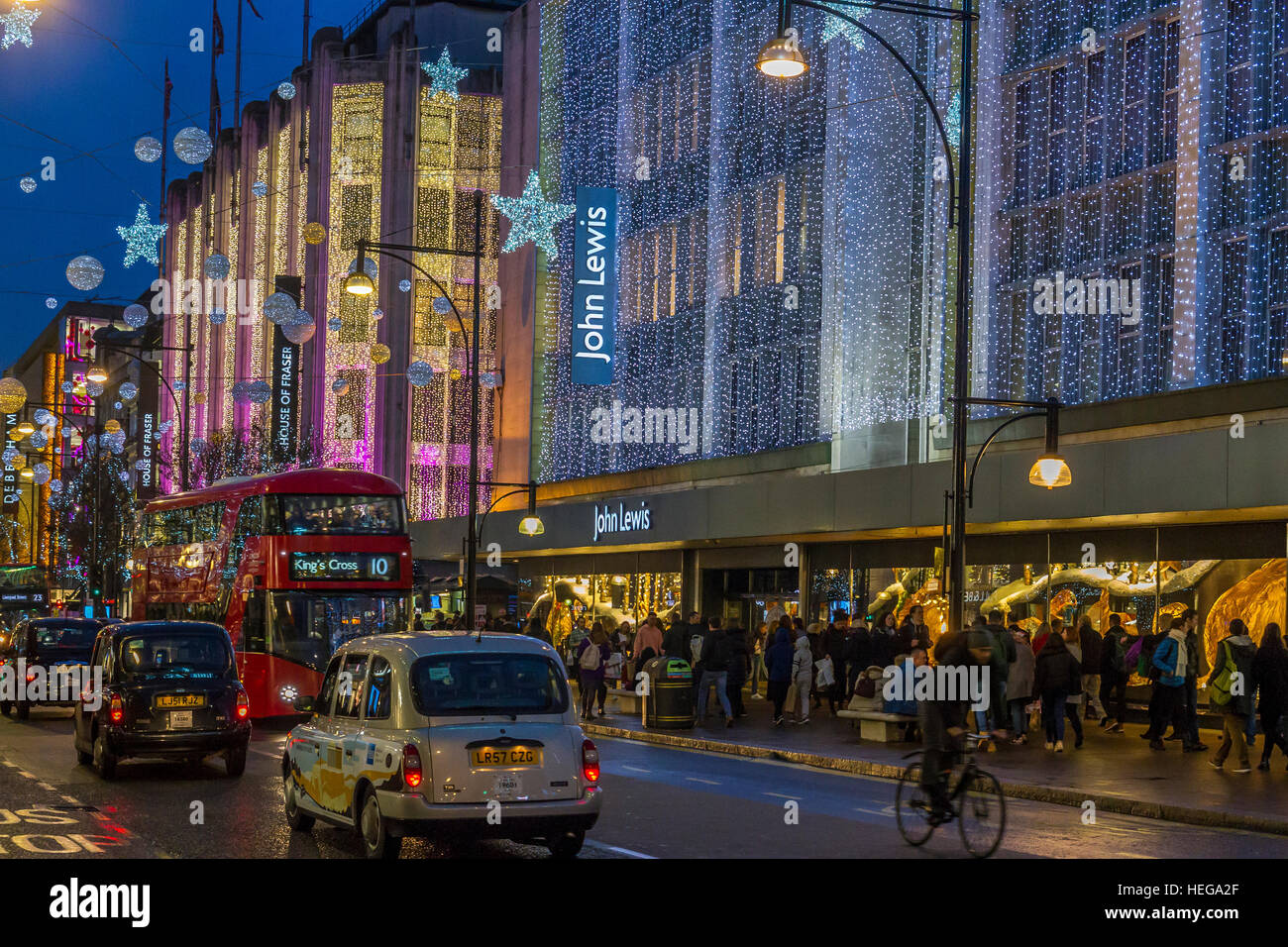 All'esterno del grande magazzino John Lewis di Oxford Street a Londra, nel periodo di Natale, Londra, Regno Unito, si trovano moltitudini di acquirenti natalizi Foto Stock