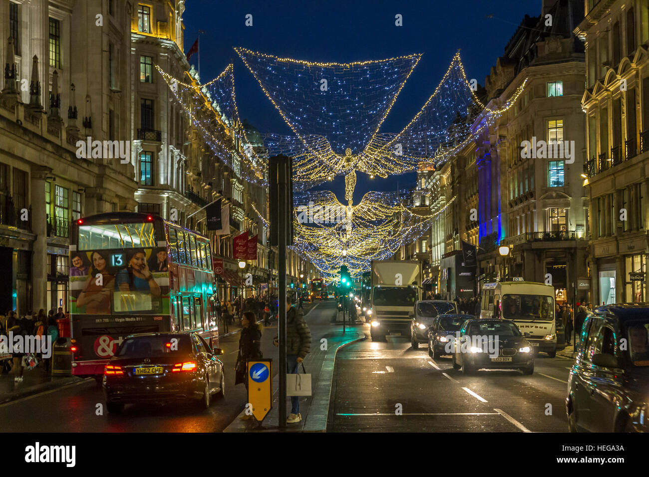 I clienti di Natale su Regent Street con le luci di Natale di Regent Street, Londra Foto Stock