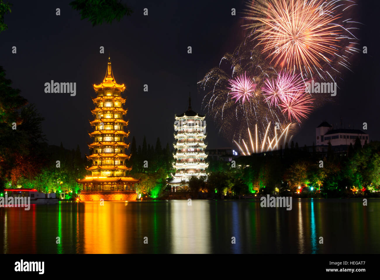 Fuochi d'artificio su due torri di Guilin in Cina Foto Stock