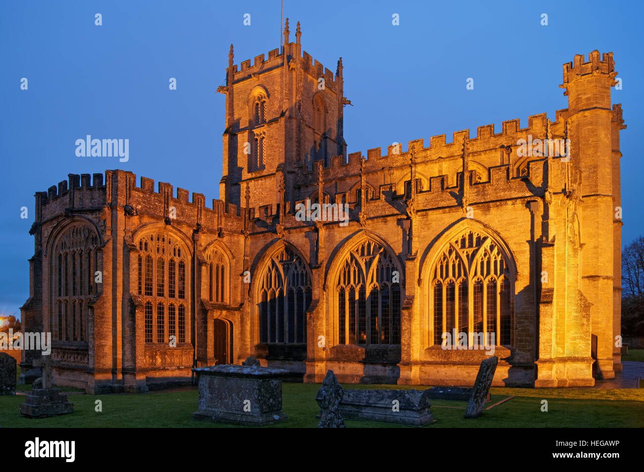Regno Unito, Somerset, Crewkerne, Chiesa di San Bartolomeo di notte. Foto Stock