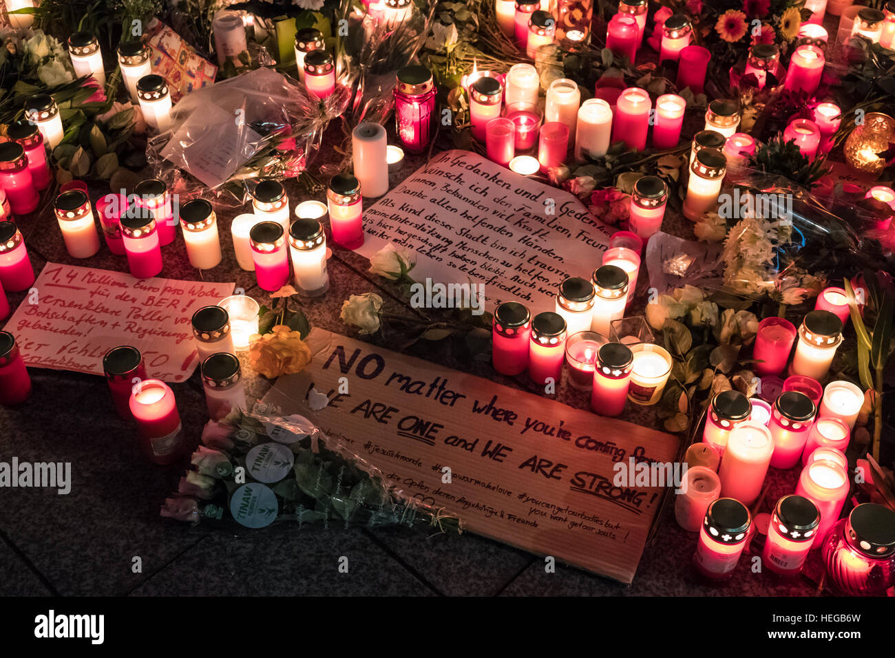 Candele, fiori e messaggi di condoglianze al mercatino di Natale di Berlino, il giorno dopo che un carrello guidato nella folla di persone Foto Stock
