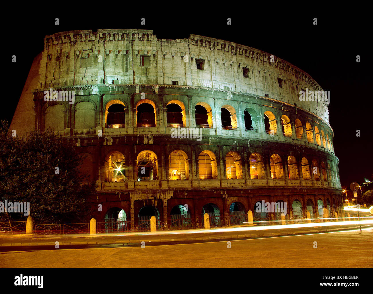 Potente Colosseo di notte Foto Stock