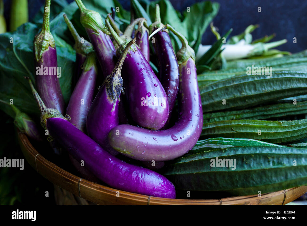Fresco e salutare melanzane su sfondo scuro. Foto Stock