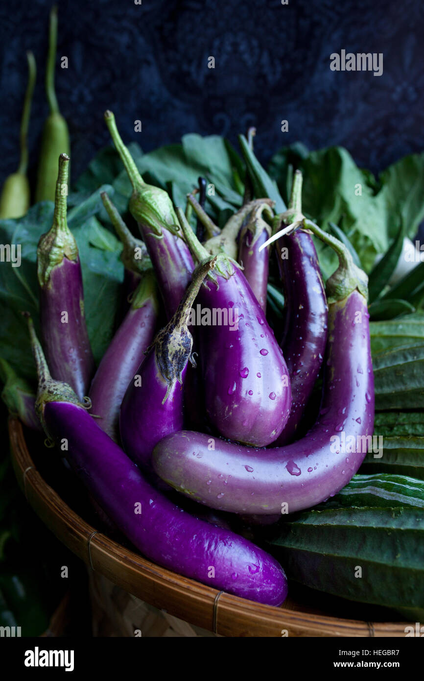 Fresco e salutare melanzane su sfondo scuro. Foto Stock