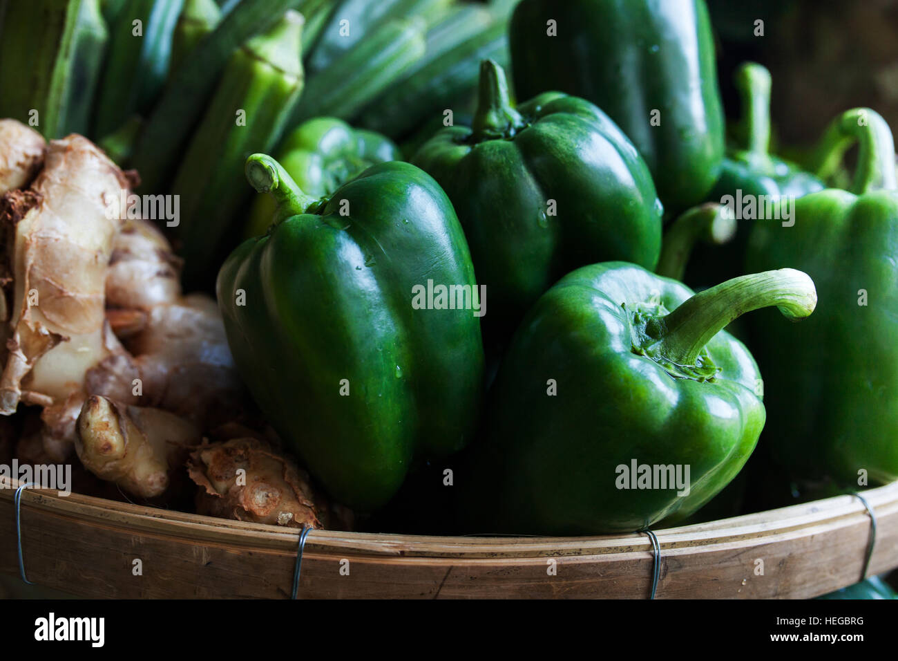 Freschi maturi il peperone sul mercato . Foto Stock