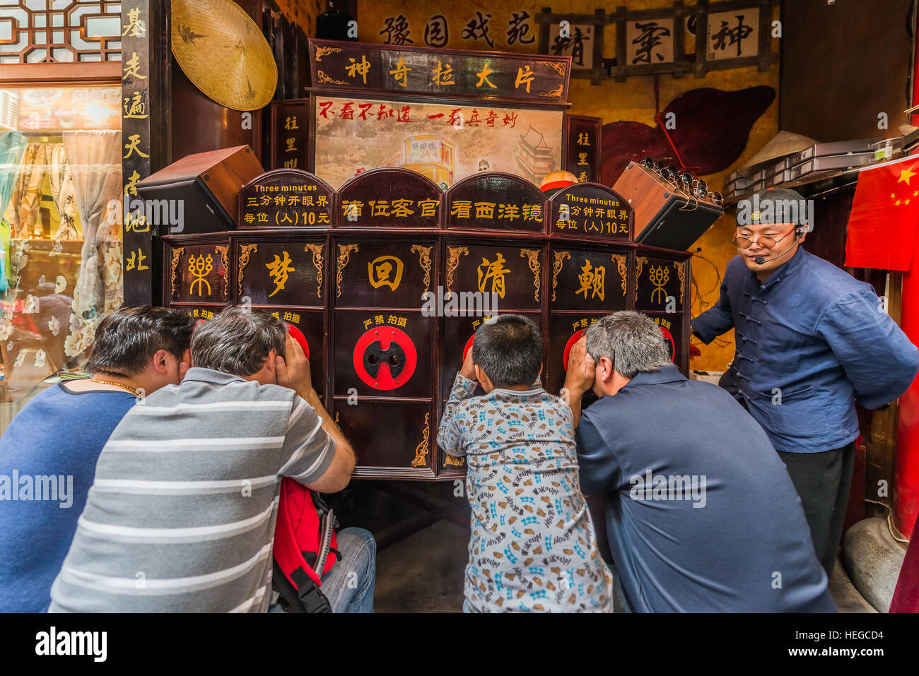 Shanghai, Cina - 7 Aprile 2013: persone che guardano il cinema cinese presso la città di Shanghai in Cina il 7 aprile 2013 Foto Stock
