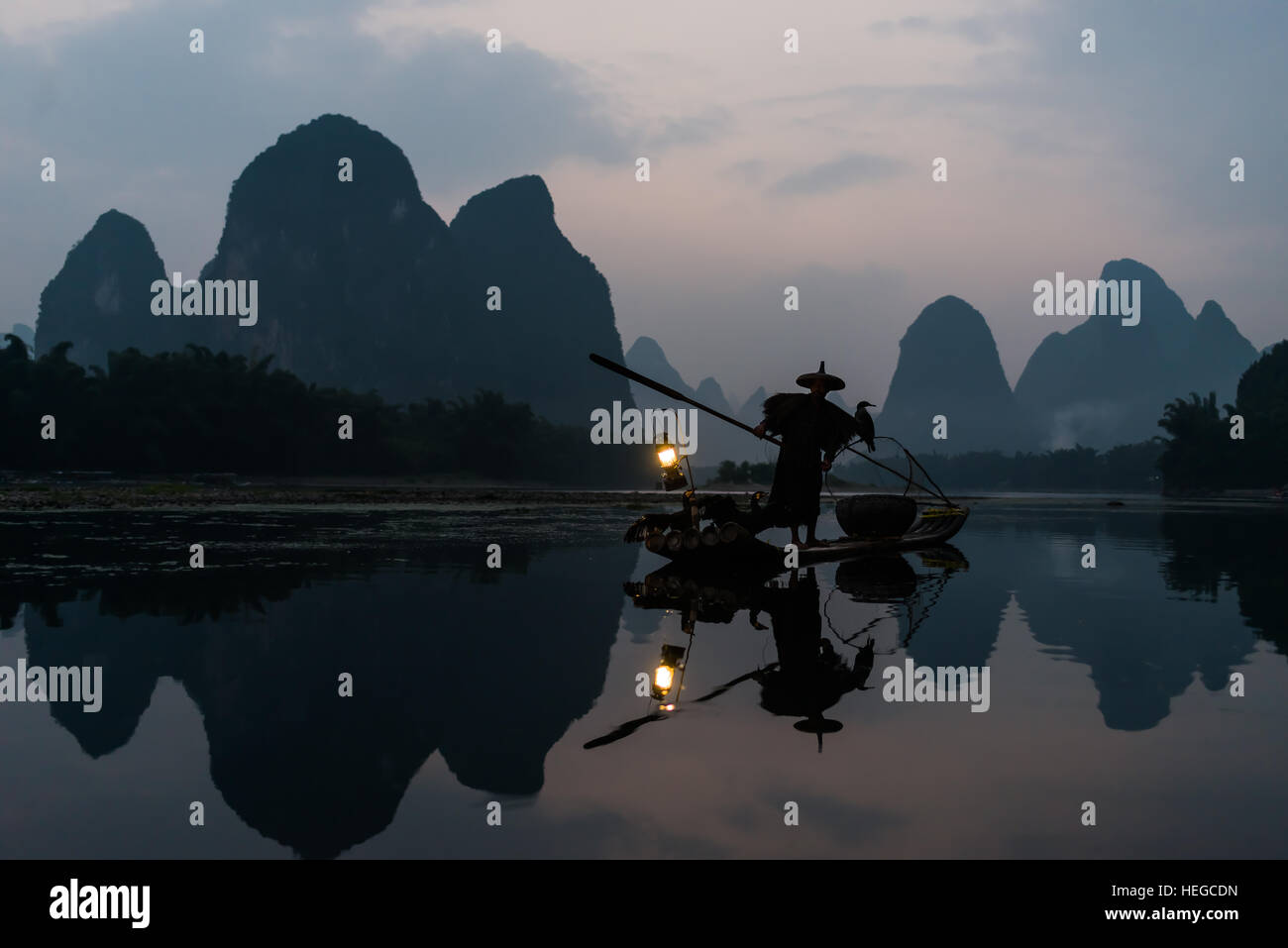 Yangshuo , Cina - 29 settembre , 2014 : fisherman pesca con il cormorano fiume Li, tra Guilin e Yangshuo nella provincia di Guangxi Cina Foto Stock