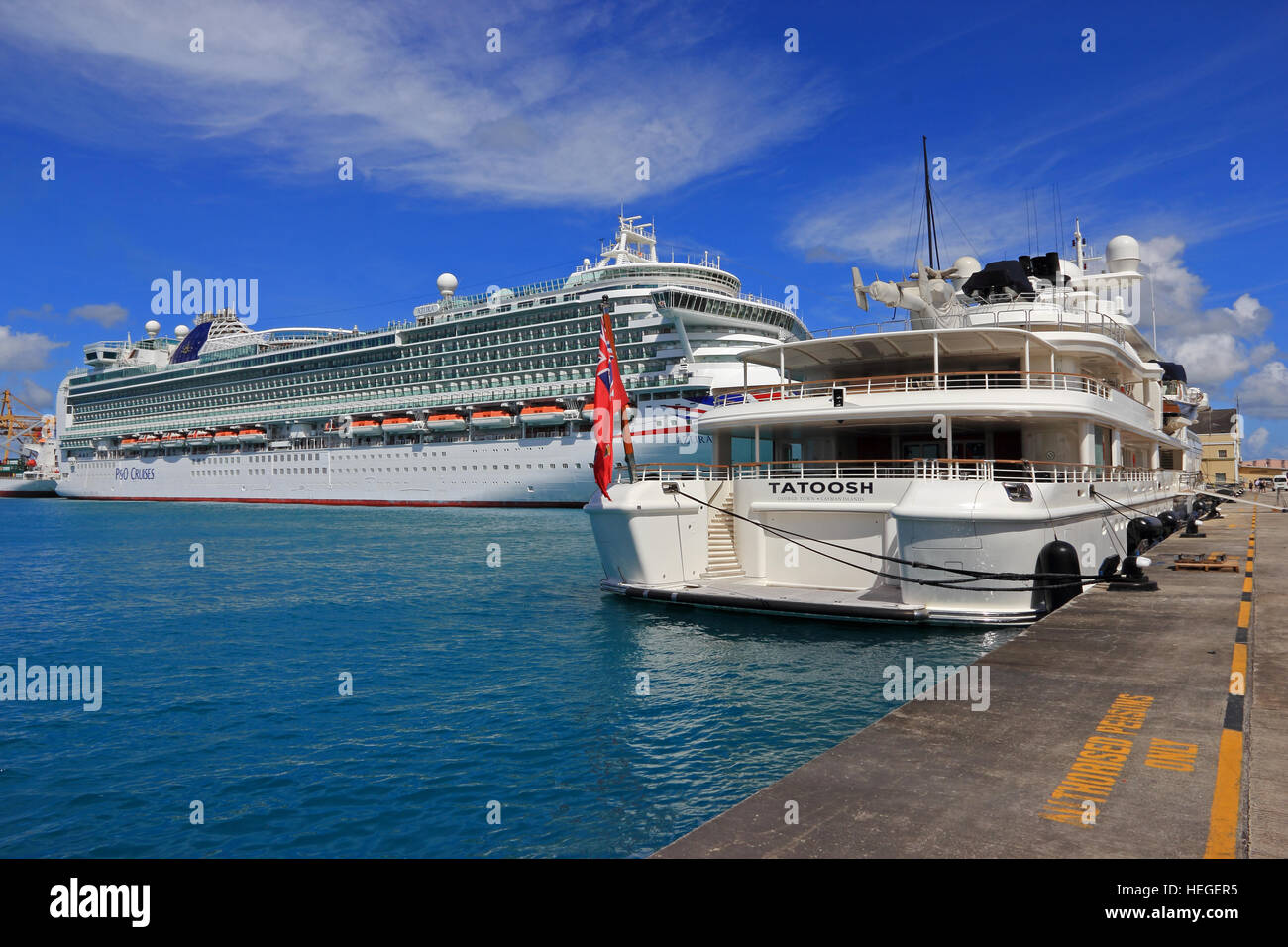 Tatoosh superyacht, possedute da Paul Allen, con P & O NAVE DA CROCIERA Azura in background, ormeggiata in porto, Bridgetown, Barbados Foto Stock