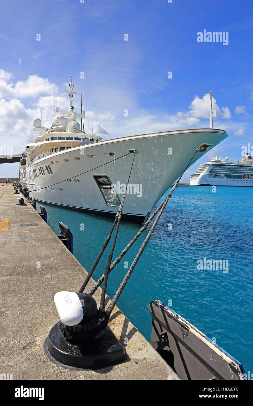 Superyacht Tatoosh, di proprietà di Microsoft co-fondatore Paul Allen, ormeggiata nel porto di Bridgetown, Barbados Foto Stock