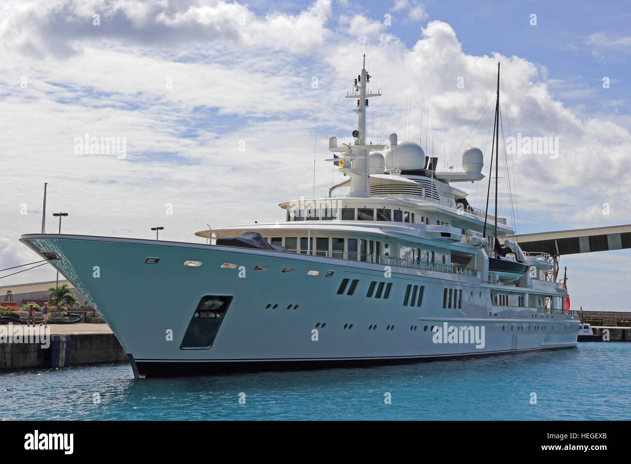 Superyacht Tatoosh, di proprietà di Microsoft co-fondatore Paul Allen, ormeggiata nel porto di Bridgetown, Barbados Foto Stock