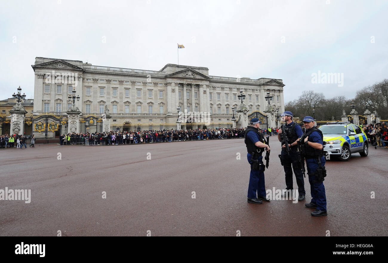 Polizia armata fuori Buckingham Palace di Londra durante il cambio della guardia, in quanto la polizia intensificato le misure di protezione seguenti il terrore di Berlino attacco. Foto Stock