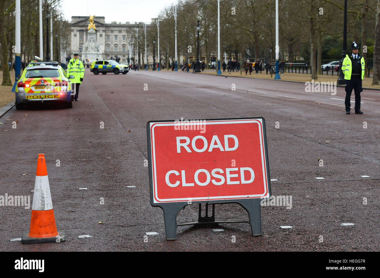 Il centro commerciale è chiuso dalla polizia fuori Buckingham Palace a Londra durante il cambio della guardia, in quanto la polizia intensificato le misure di protezione seguenti il terrore di Berlino attacco. Foto Stock