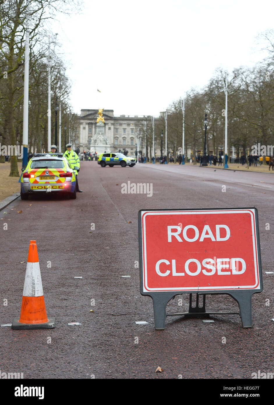 Il centro commerciale è chiuso dalla polizia fuori Buckingham Palace a Londra durante il cambio della guardia, in quanto la polizia intensificato le misure di protezione seguenti il terrore di Berlino attacco. Foto Stock