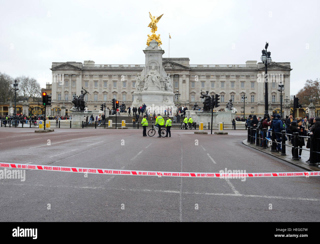 Il centro commerciale è chiuso dalla polizia fuori Buckingham Palace a Londra durante il cambio della guardia, in quanto la polizia intensificato le misure di protezione seguenti il terrore di Berlino attacco. Foto Stock