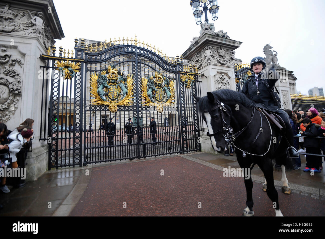 Armate e di polizia montata fuori Buckingham Palace a Londra durante il cambio della guardia, in quanto la polizia intensificato le misure di protezione seguenti il terrore di Berlino attacco. Foto Stock