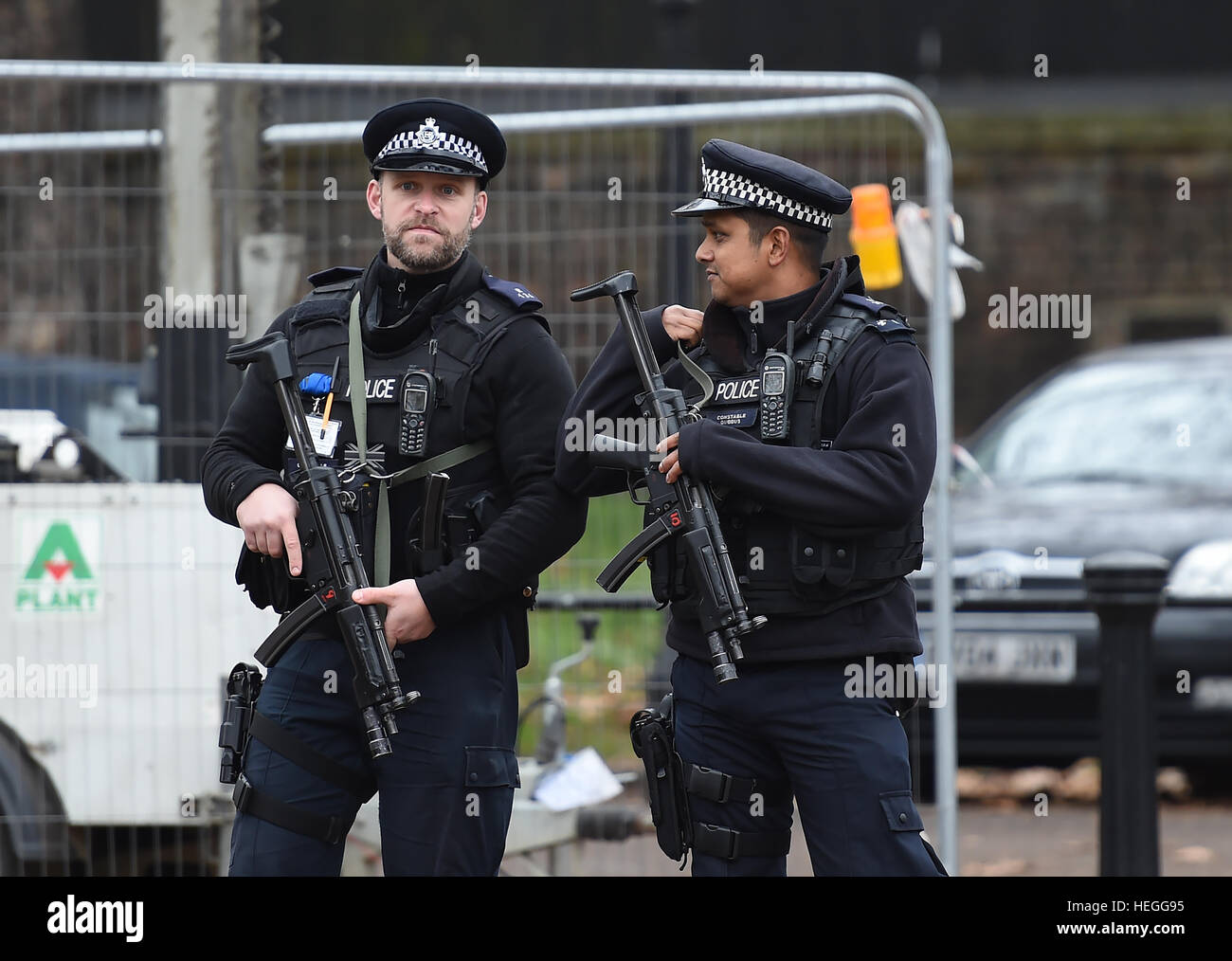 Polizia armata sul Mall vicino a Buckingham Palace a Londra durante il cambio della guardia, in quanto la polizia intensificato le misure di protezione seguenti il terrore di Berlino attacco. Foto Stock