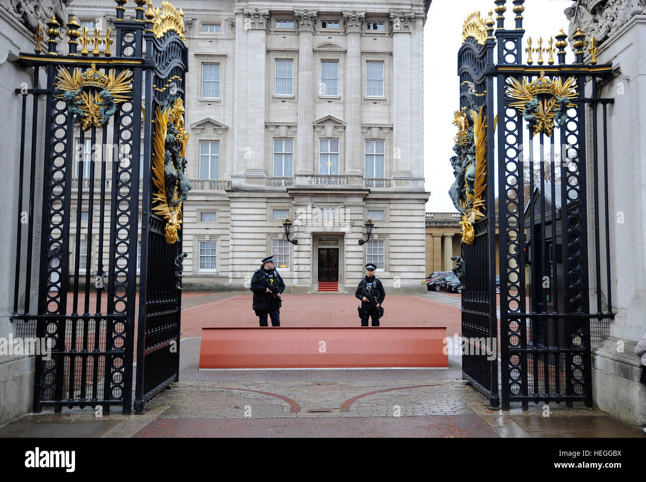 Polizia armata fuori Buckingham Palace a Londra durante il cambio della guardia, in quanto la polizia intensificato le misure di protezione seguenti il terrore di Berlino attacco. Foto Stock