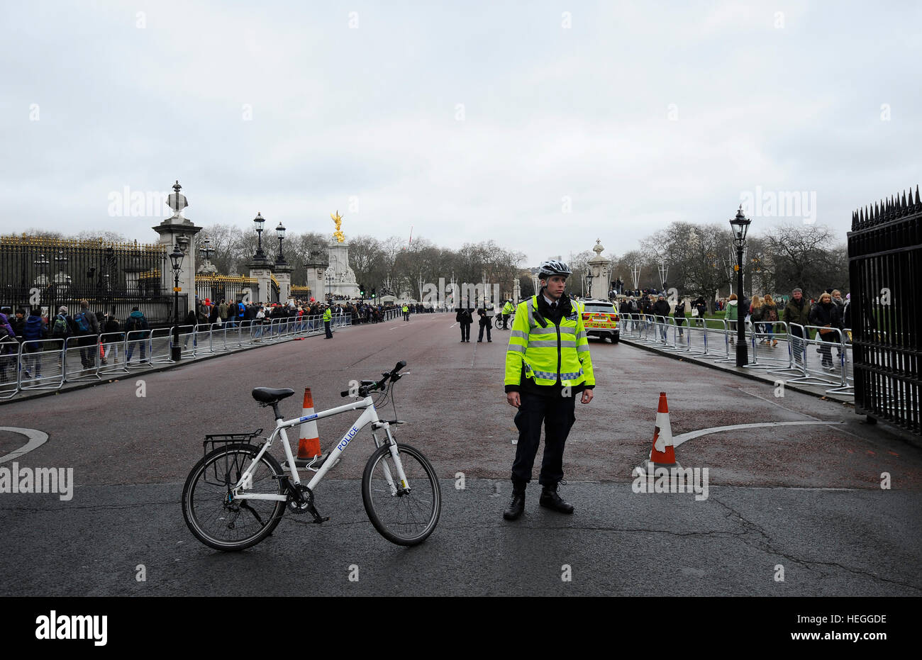 La polizia fuori Buckingham Palace a Londra durante il cambio della guardia, in quanto la polizia intensificato le misure di protezione seguenti il terrore di Berlino attacco. Foto Stock