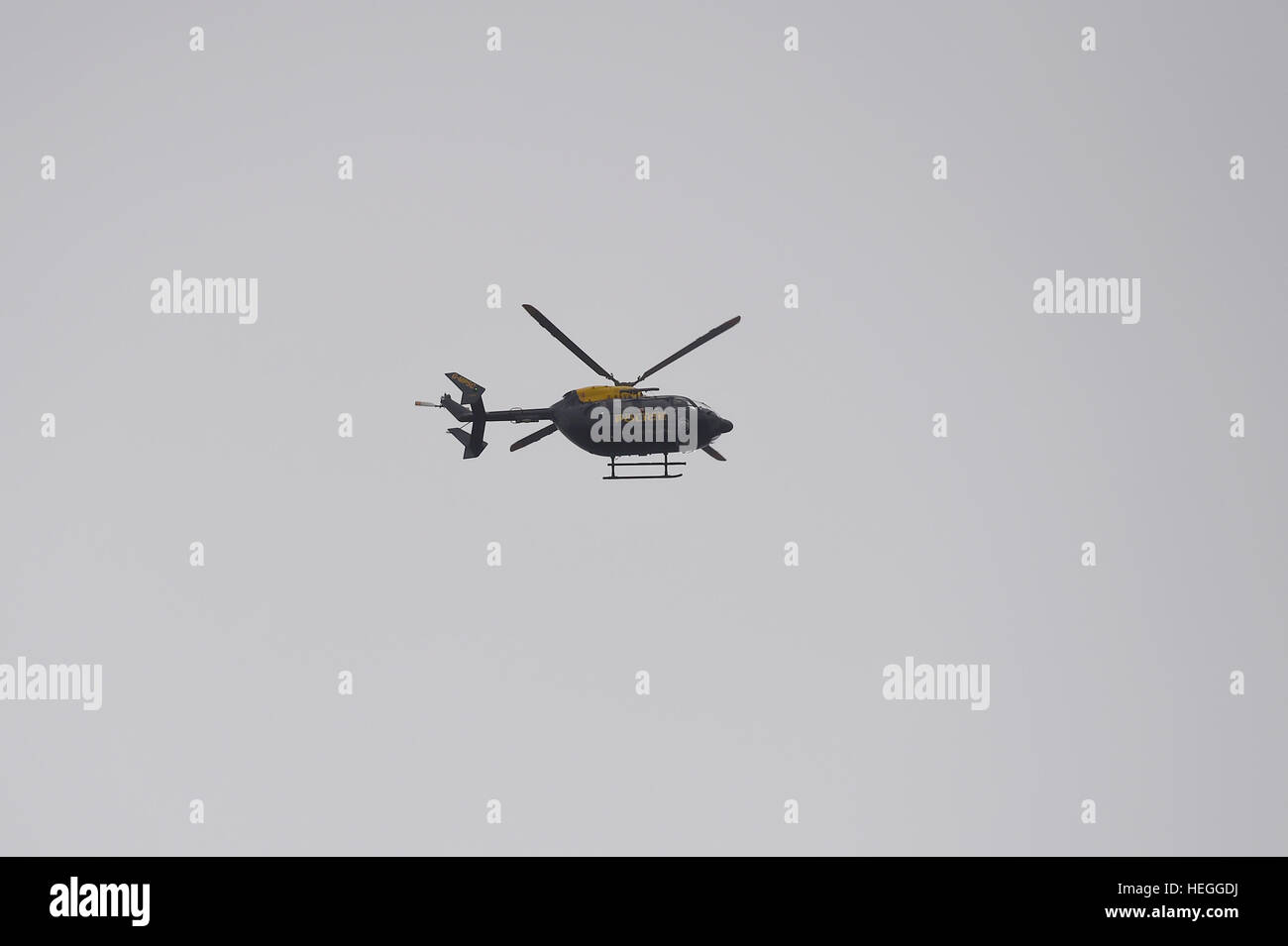 Un elicottero della polizia sopra Buckingham Palace a Londra durante il cambio della guardia, in quanto la polizia intensificato le misure di protezione seguenti il terrore di Berlino attacco. Foto Stock