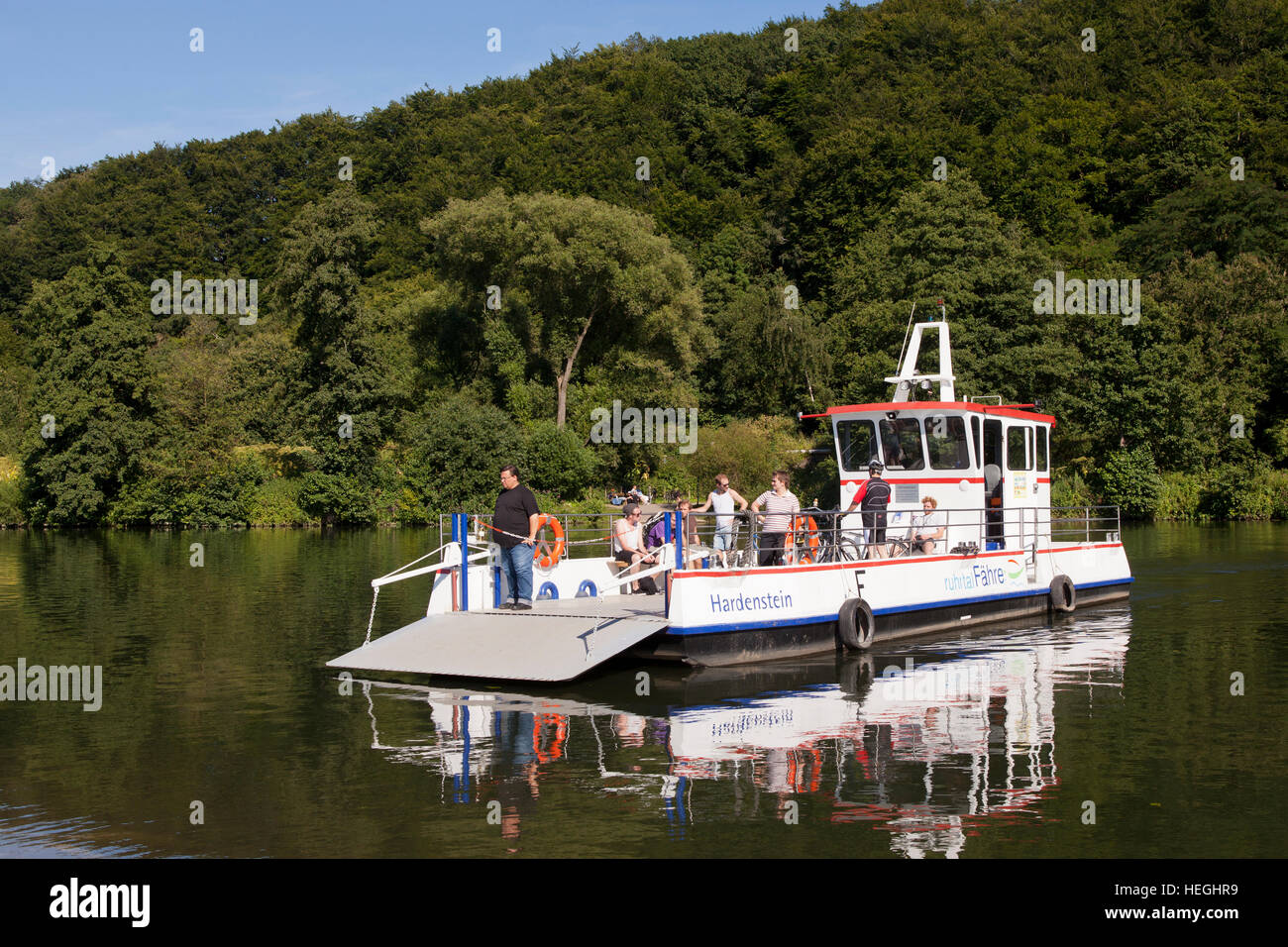 Germania, la zona della Ruhr, Witten, il fiume Ruhr in Witten-Herbede, piccolo traghetto per ciclisti ed escursionisti. Foto Stock