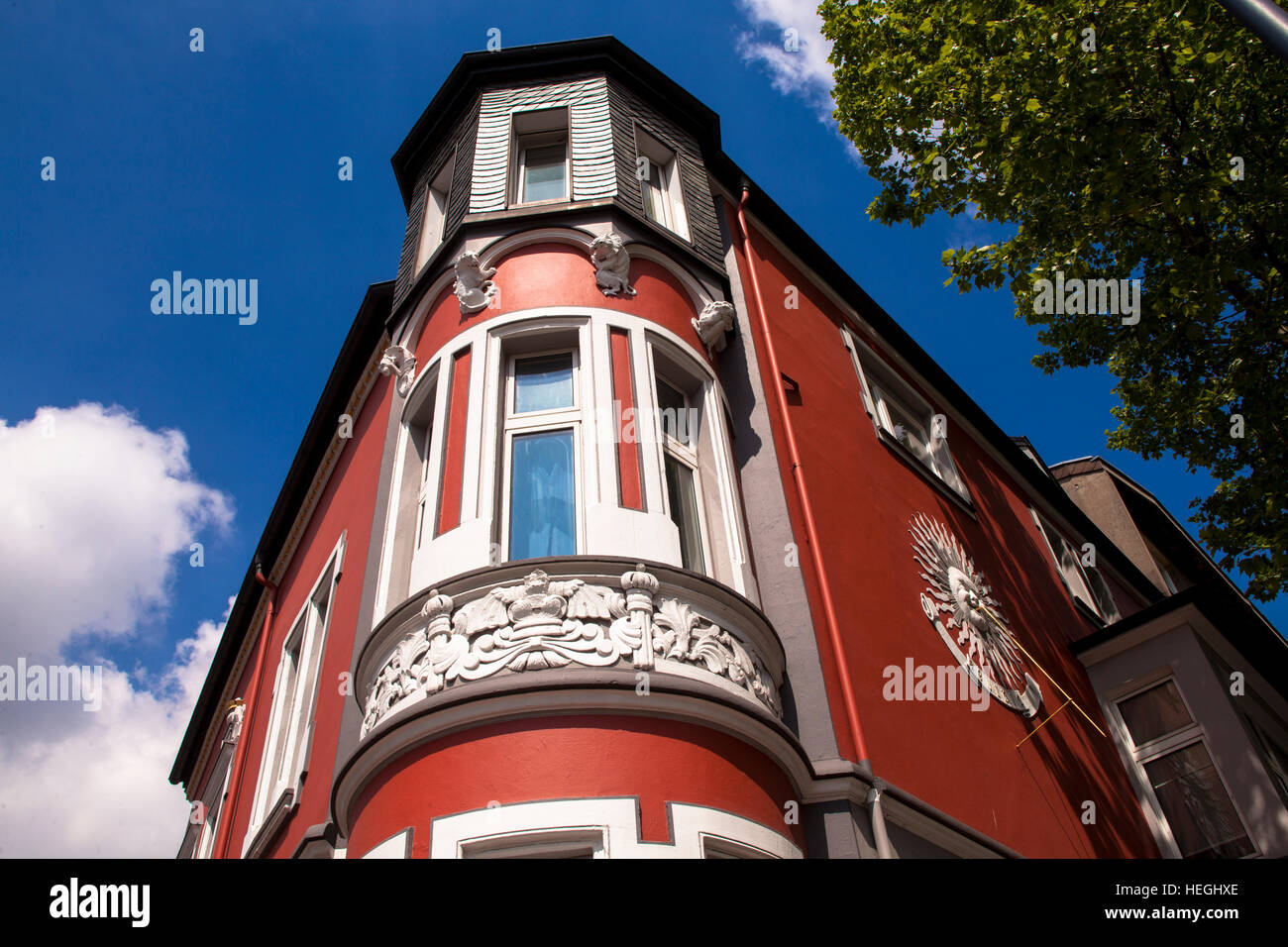 Germania, vecchio appartamento casa con sun dial in strada Kreuzstrasse, distretto di Kreuzviertel. Foto Stock