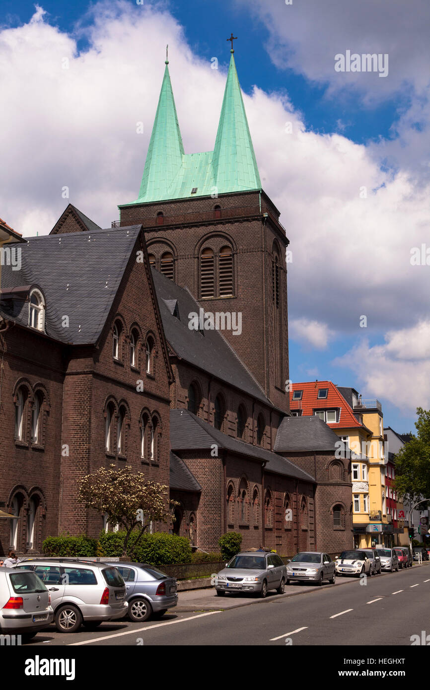 In Germania, la Heilig-Kreuz chiesa presso la strada Kreuzstrasse nel distretto di Kreuzviertel. Foto Stock
