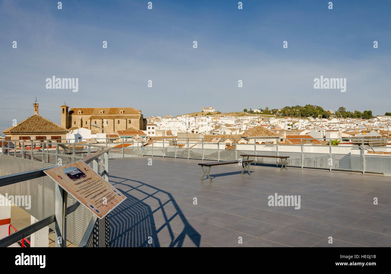 Punto di vista Antequera con la chiesa parrocchiale di San Pietro. La Iglesia de San Pedro. Andalusia, Spagna. Foto Stock