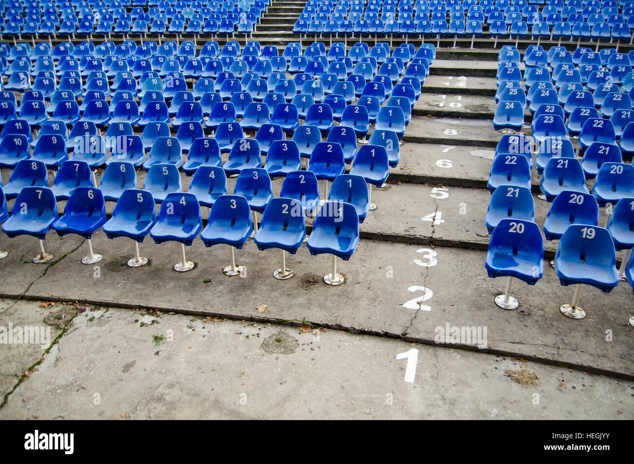 Auditorium vuoto con blue numerati sedie in plastica Foto Stock