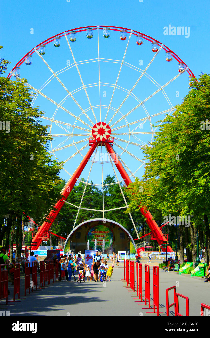 Vista della ruota panoramica Ferris e persone a piedi in Gorky Park in Kharkiv Foto Stock