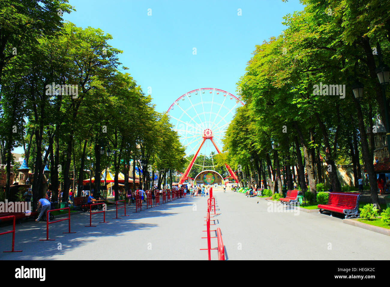 Vista della ruota panoramica Ferris e persone a piedi in Gorky Park in Kharkiv Foto Stock