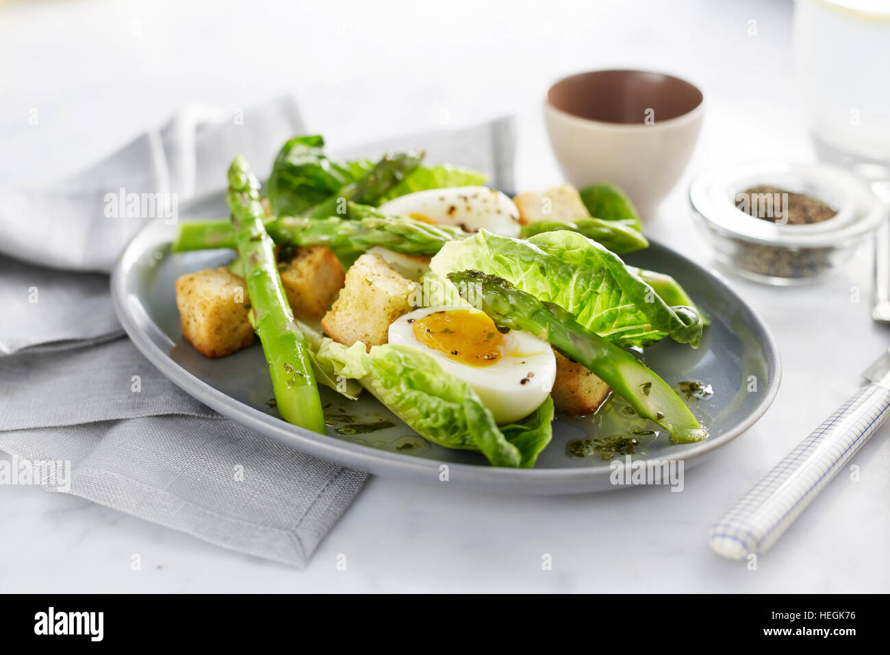 crostini, asparagi, insalata, uova, bollite, cotte, brunch, morbido, lattuga, pranzo, fatto in casa, fresco, sopra, basso angolo, tavolo, gustoso, cibo, sano, verdure, pasto, gree Foto Stock