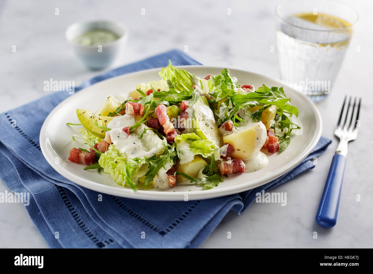 Salsa di lattuga con insalata di patate alla pancetta Foto Stock