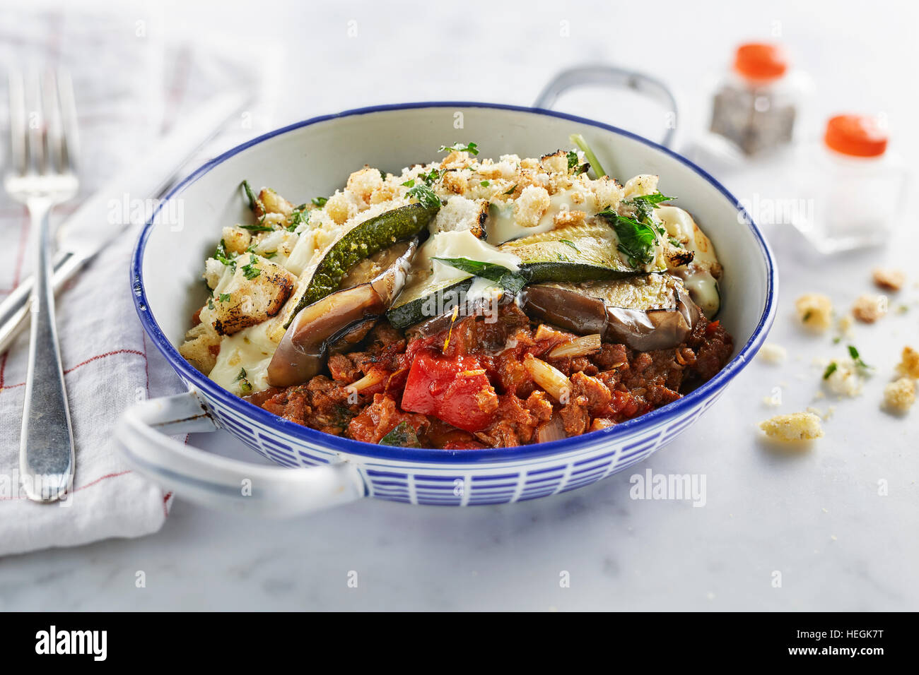 agnello moussaka purea di patate maris piper cipolla rossa Foto Stock