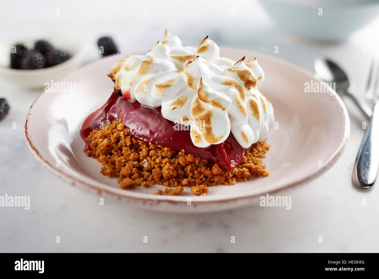 Dolce dolce al dessert al limone Meringue all'uovo con zucchero bianco Foto Stock