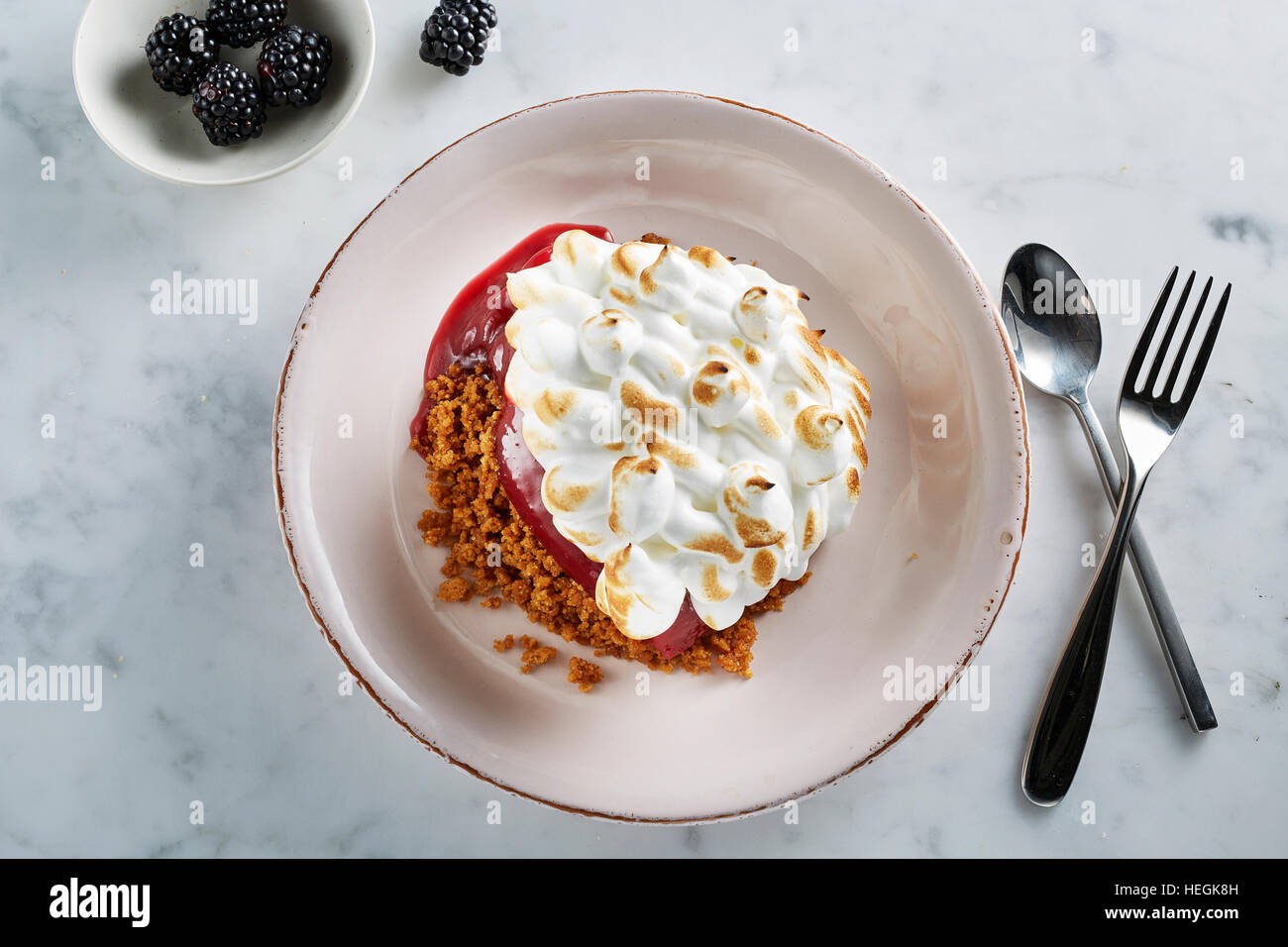 Dolce dolce al dessert al limone Meringue all'uovo con zucchero bianco Foto Stock