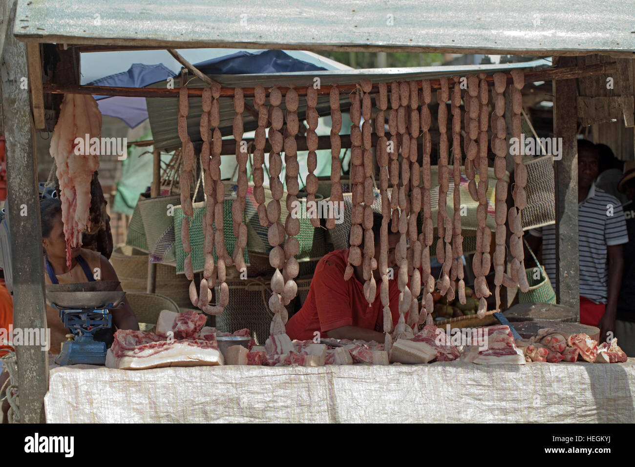 Norcino stallo. Salsicce di maiale sospeso. A nord del Madagascar. Foto Stock