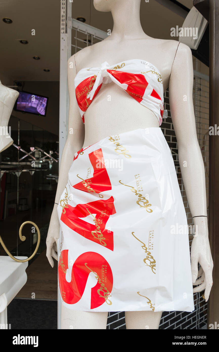 Finestra femmina manichino avvolto in vendita in plastica, Hertford, Hertfordshire, England, Regno Unito Foto Stock