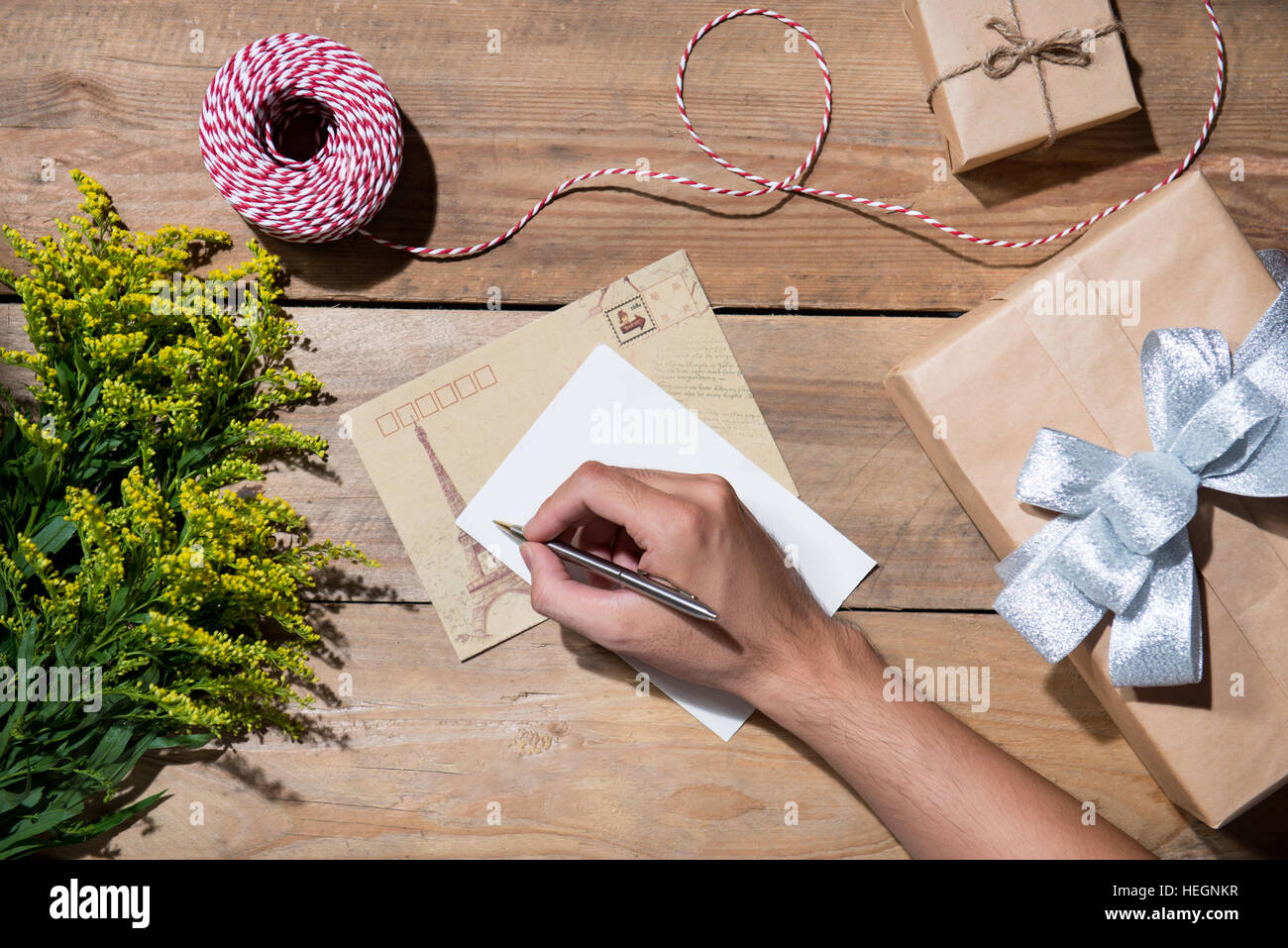 Natale decorato confezione regalo su sfondo di legno. Foto Stock