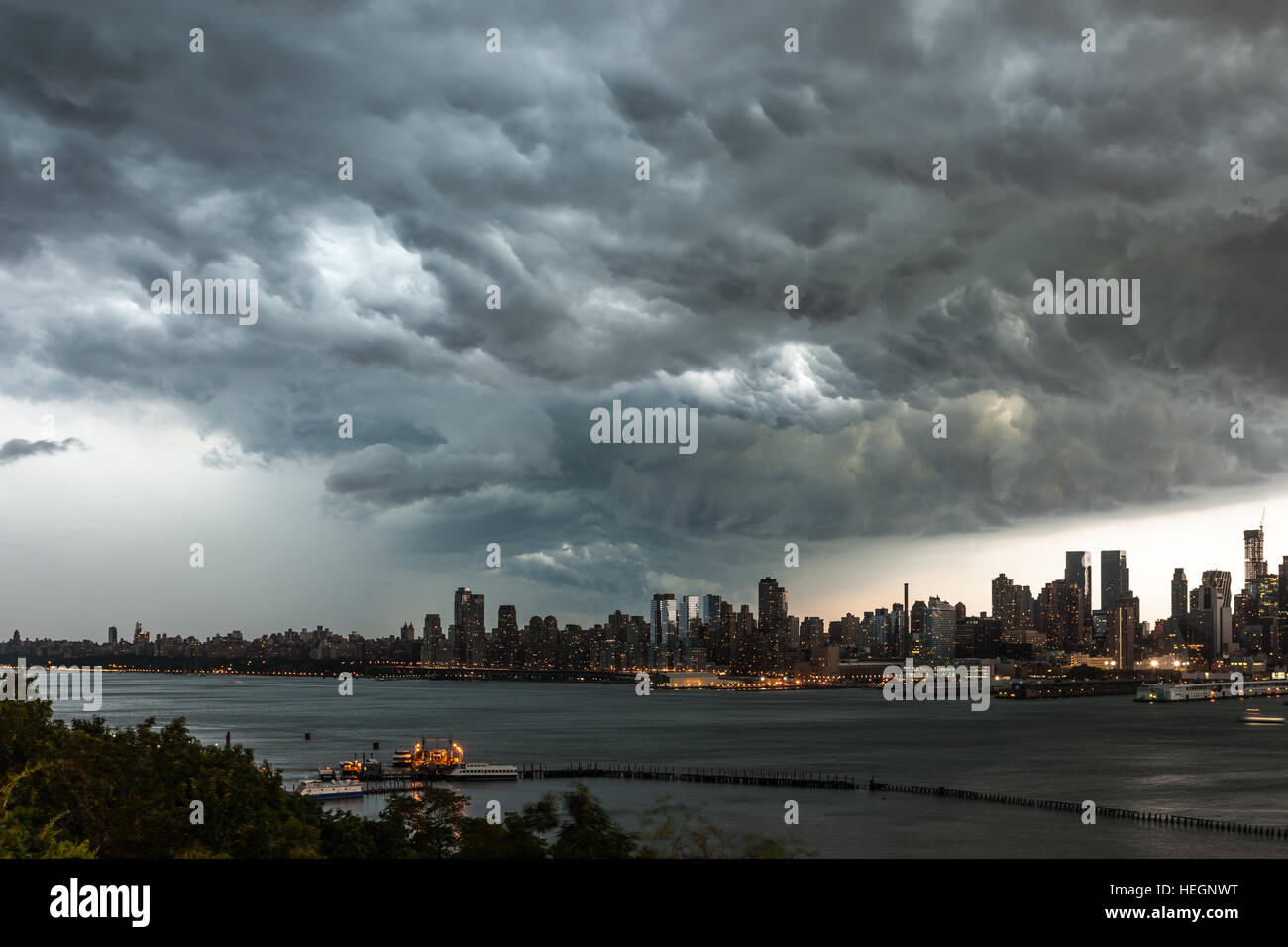 Infausto cumulonimbus nuvole formare su di Manhattan e del fiume Hudson prima di un temporale estivo in New York City. Foto Stock
