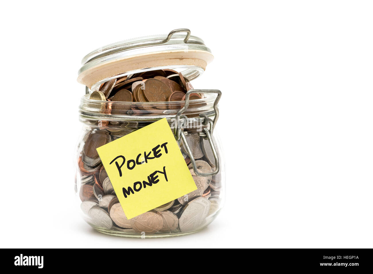 Vasetto di British monete raccolte per Pocket Money - isolato su sfondo bianco Foto Stock