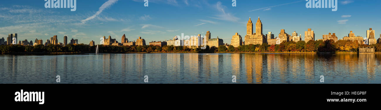 La mattina presto vista panoramica di Jacqueline Kennedy Onassis serbatoio e Central Park. Upper West Side in autunno, Manhattan New York City Foto Stock