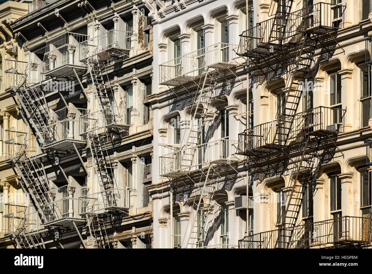 Soho facciate di edifici con il fuoco sfugge. Greene Street, Manhattan New York City Foto Stock